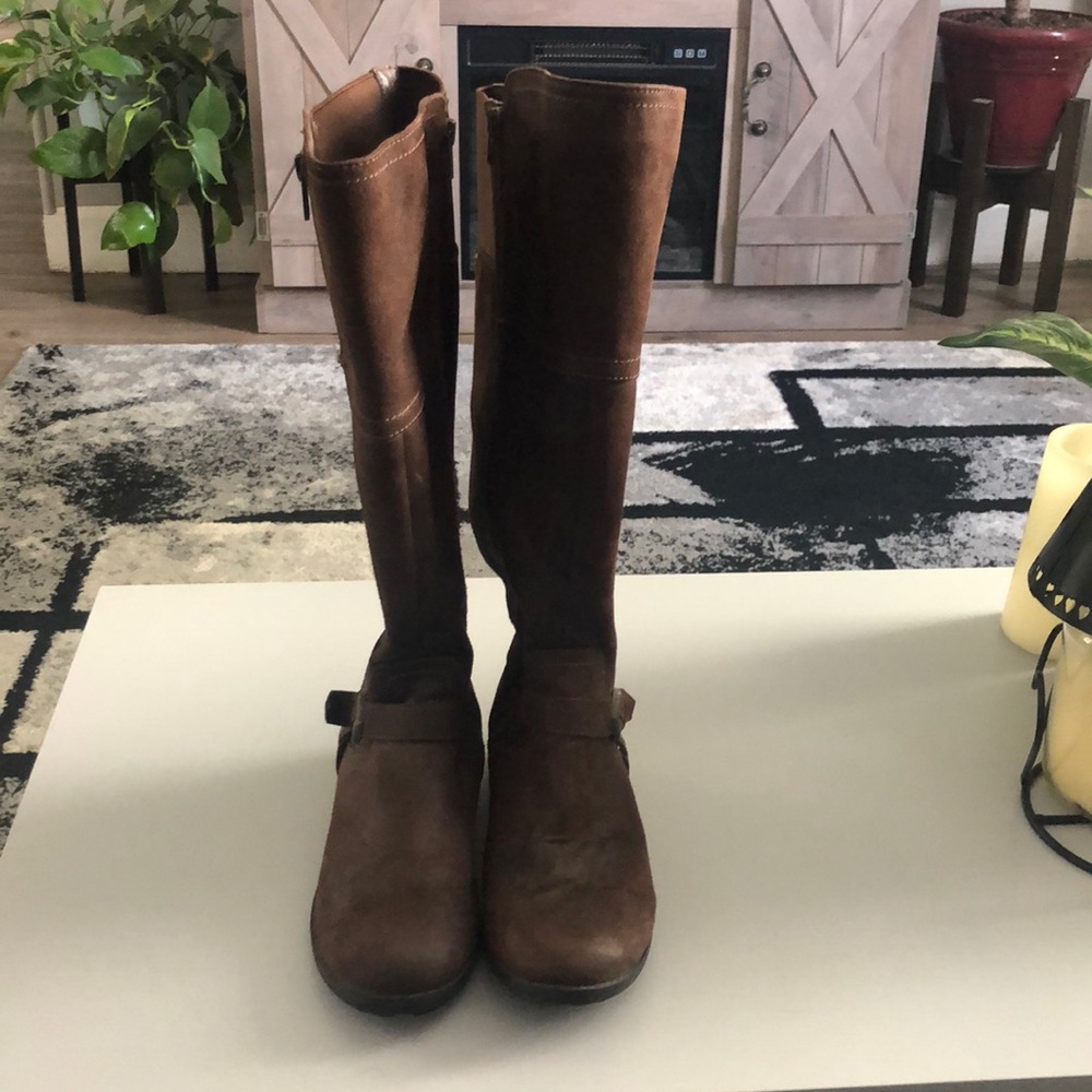 Womens brown size 7 zip up boots